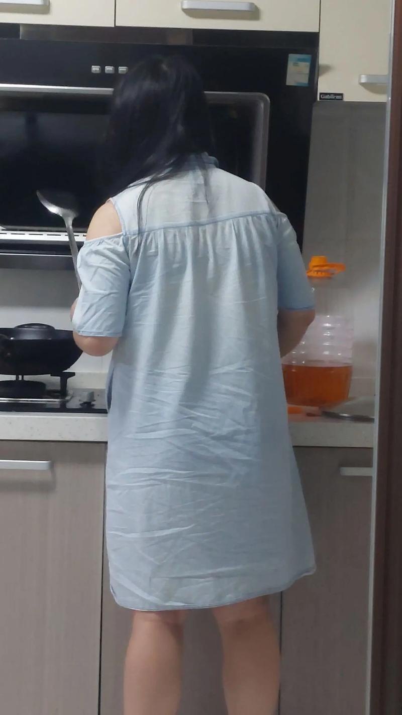 中午媽媽在廚房做飯