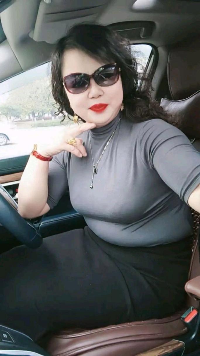 五十歲魅力依舊的岳女士