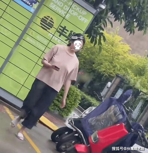 真空下樓取快遞被C嗯啊