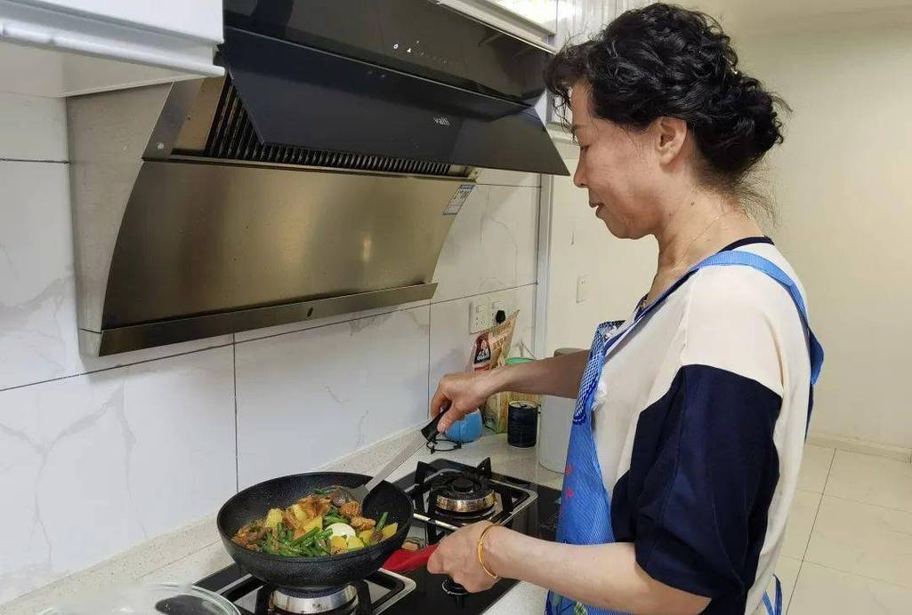 中午媽媽在廚房做飯