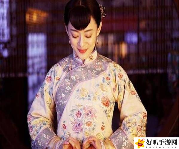 周瑩躲進(jìn)被子里