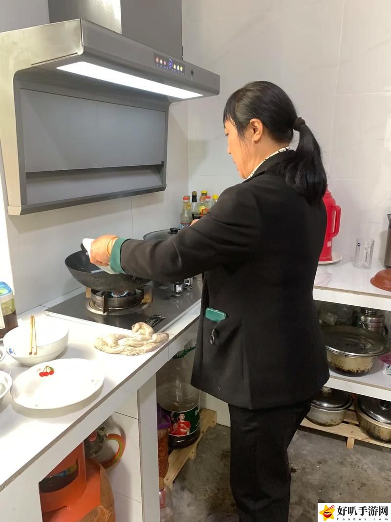 中午媽媽在廚房做飯